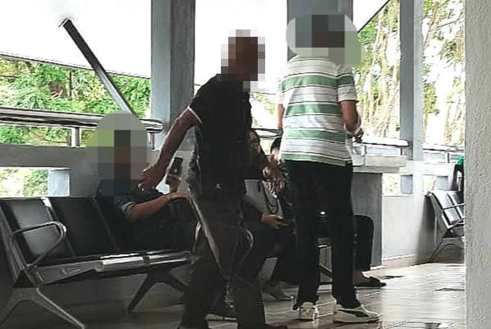 Tertuduh hadir ke Mahkamah Sesyen Seremban ditemani anaknya.