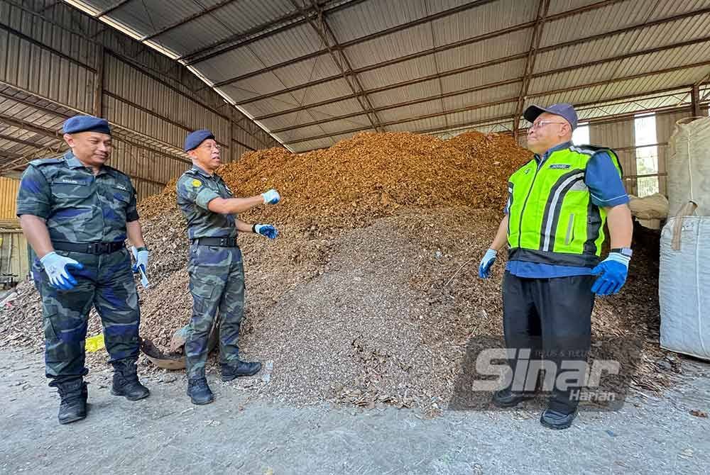 Shahrum (dua dari kiri) menunjukkan timbunan e-waste yang dibiarkan di atas lantai yang boleh mendatangkan kesan kepada alam sekitar.