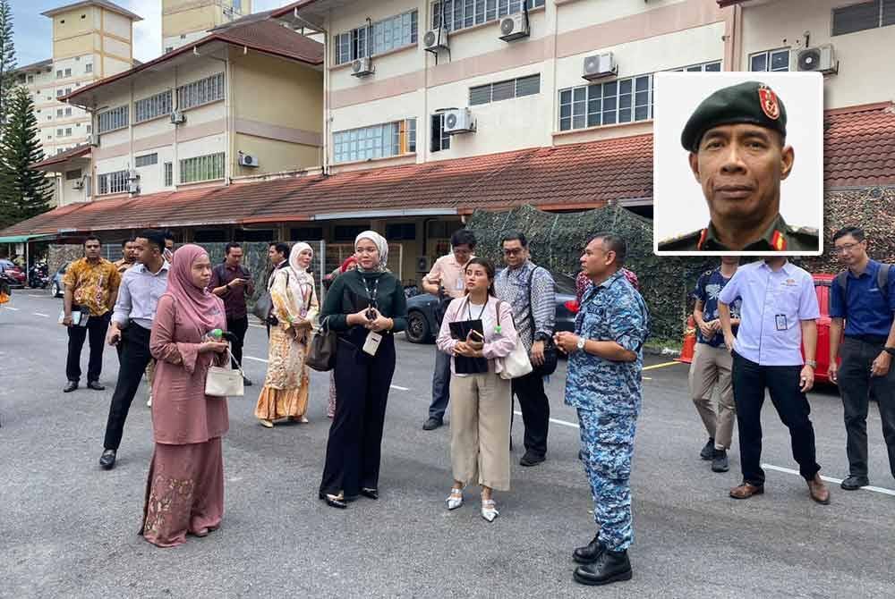 Petugas media turut dibawa melawat ke pusat latihan PLKN 3.0 ketika sesi taklimat mengenai program itu di Kem Rejimen 515 Askar Wataniah, Kuala Lumpur pada Khamis. Gambar kecil: Ya'cob