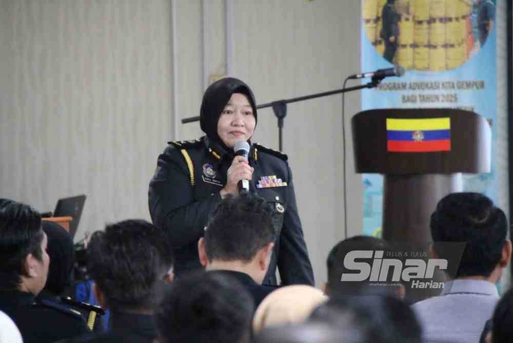 Nurul Syarina memberi taklimat pada Program Advokasi Kita Gempur Tahun 2025 Bersama Rakan Strategik Peringkat Kuala Lumpur di Pejabat KPDN Kuala Lumpur pada Jumaat.