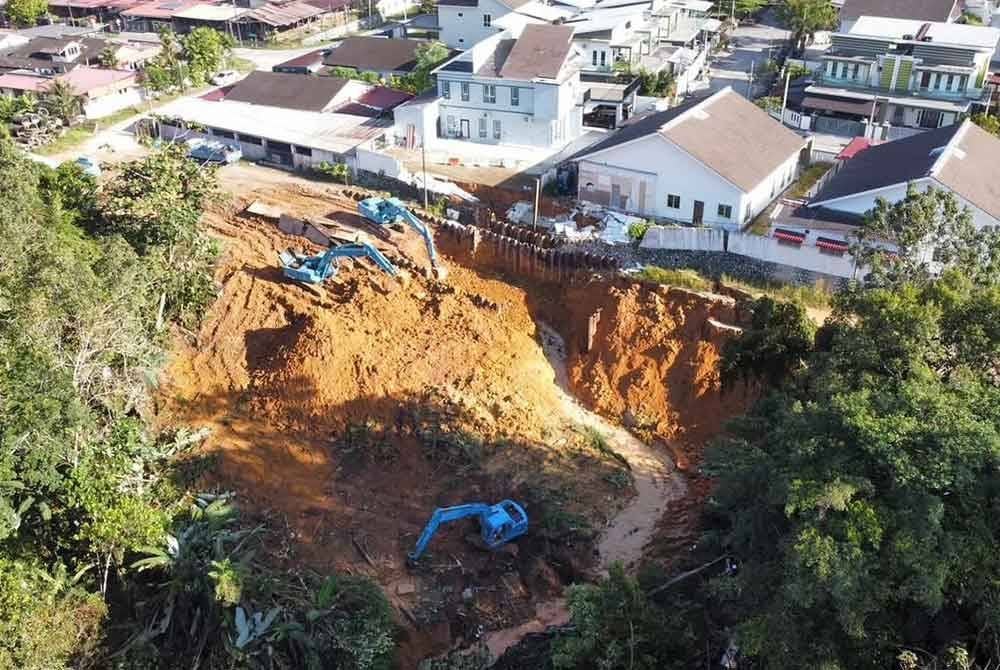 Keadaan runtuhan tanah yang berlaku di Taman Bunga Raya dekat Jalan Pahang, Tapah pada Selasa lalu. Foto media sosial
