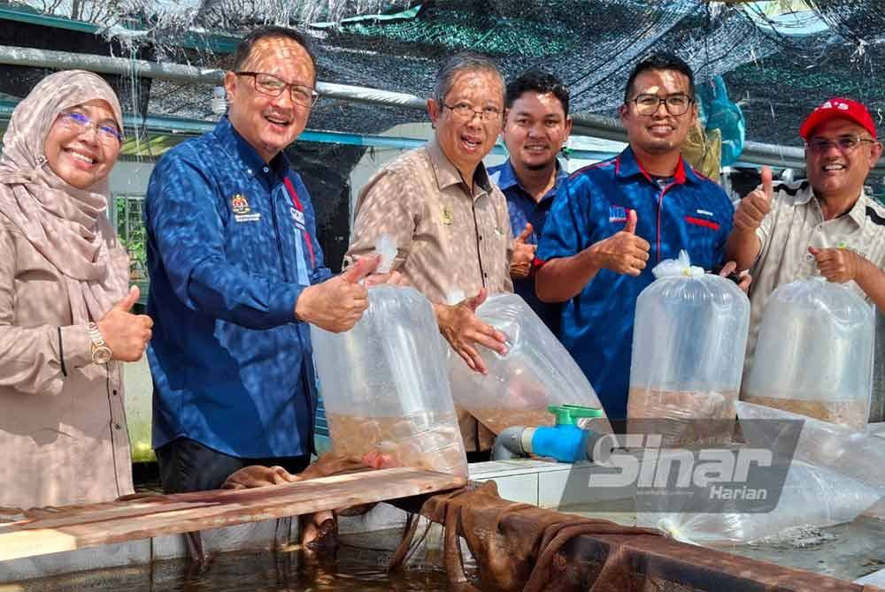 Mohammad Nizar (tiga dari kiri) mengadakan lawatan ke Pusat Pembenihan Ikan Air Tawar HTA Aquatech di Kampung Changkat Tualang dekat Gopeng pada Jumaat.