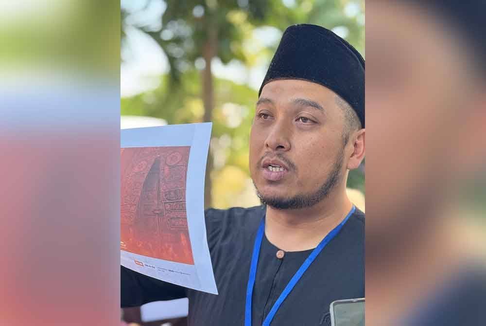 Mohd Hilmi menunjukkan pakej Makkah Tower yang ditawarkan oleh syarikat berkenaan.