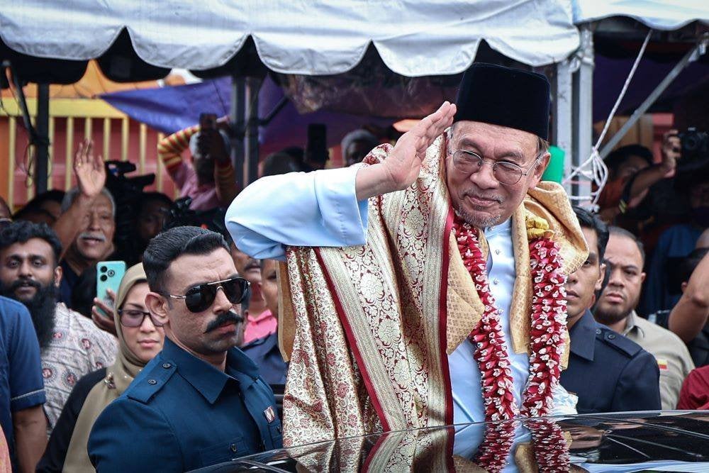 Anwar meninjau situasi semasa menjelang perayaan Thaipusam Selasa ini di kuil Hindu Batu Caves. Foto Bernama 