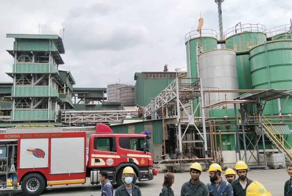 Dua pekerja lelaki masing-masing warga tempatan dan Indonesia melecur tahap dua dalam kejadian kebakaran sebuah kilang di Taman Nilai pada Jumaat. Foto Bomba NS