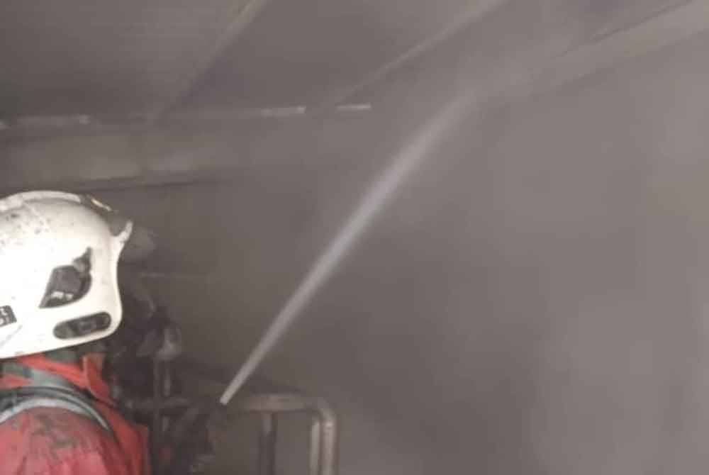 Kebakaran melibatkan sebahagian daripada struktur kilang di bahagian gudang memproses minyak mentah sawit. Foto Bomba NS