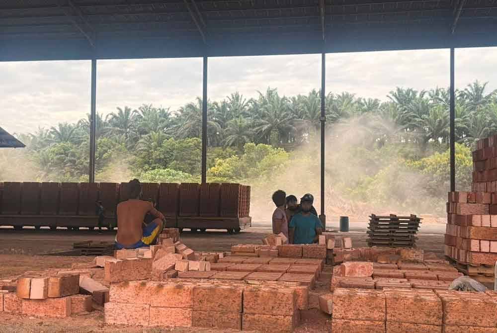 Sebuah kilang bata di Kuala Pilah turut diserbu. Foto ihsan JIMNS