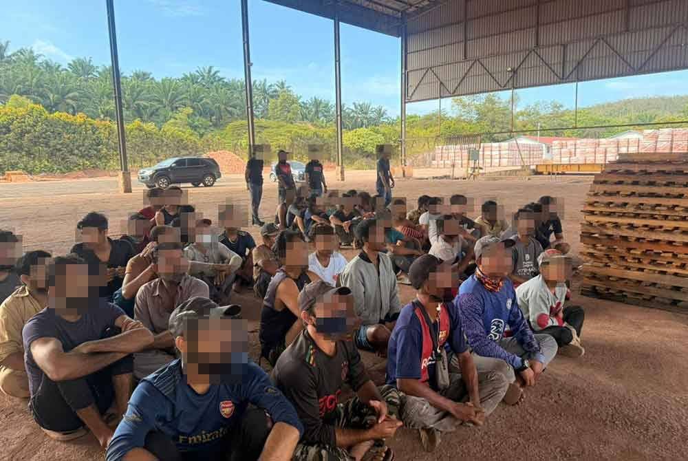 Antara PATI yang ditahan dalam serbuan di dua lokasi berasingan. Foto ihsan JIMNS