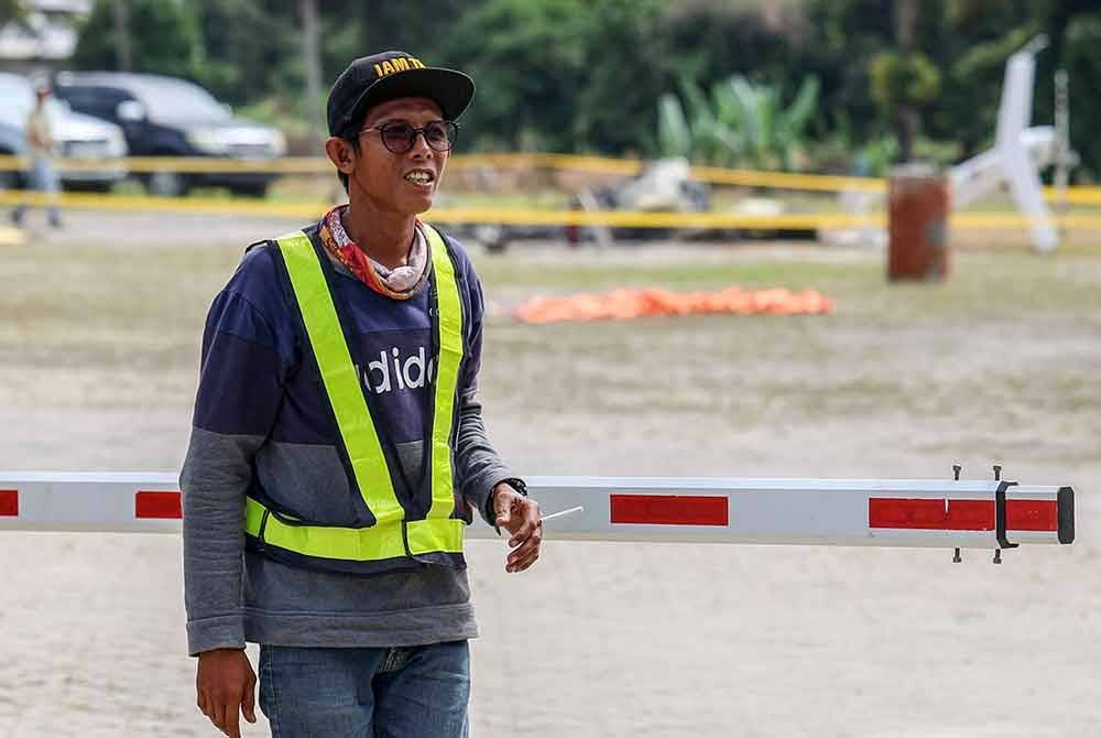 Saksi kejadian, Muhammad Solehhin ketika ditemui Bernama di lokasi helikopter jenis Bell 206L4 yang terbakar ketika melakukan pendaratan, pada Jumaat. Foto Bernama