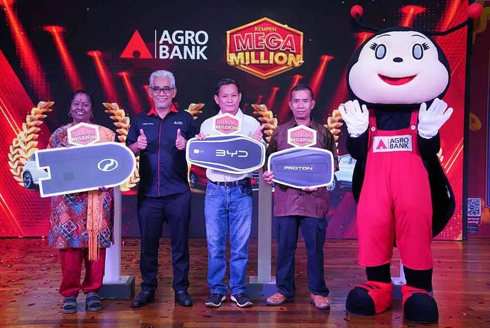 Tengku Ahmad Badli Shah (dua dari kiri) bergambar bersama pemenang bulanan Kempen Mega Million 1.0 2023/2024. FOTO: SINAR HARIAN / MOHD HALIM ABDUL WAHID.