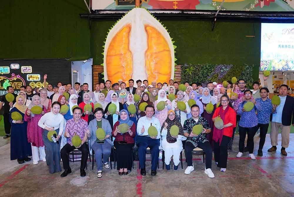 Dari kiri: Pengarah Urusan Duricious Sdn Bhd (D'King), Simon Chin; Presiden MICA, Datuk Dr Angie Ng; Pemangku Ketua Pengarah ITC, Nur Alyssa Coraline Yussin; Presiden Malaysia Chinese Muslim Association (MACMA) dan Ahli Lembaga Pemegang Amanah ITC, Prof. Datuk Taufiq Yap; Setiausaha Agung MACMA, Nurul Nadhirah Liew, dan Pengasas D’King Chains, Leron Yee. - FOTO: SINAR HARIAN / MOHD HALIM ABDUL WAHID.