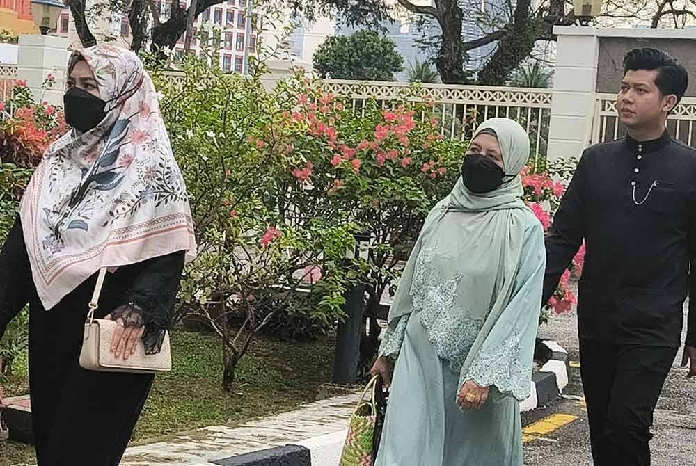 Zaim Ikhwan (kanan) bersama Ismanira (kiri) ketika tiba di Mahkamah Sesyen pada Jumaat bagi sambung bicara kes pengabaian.