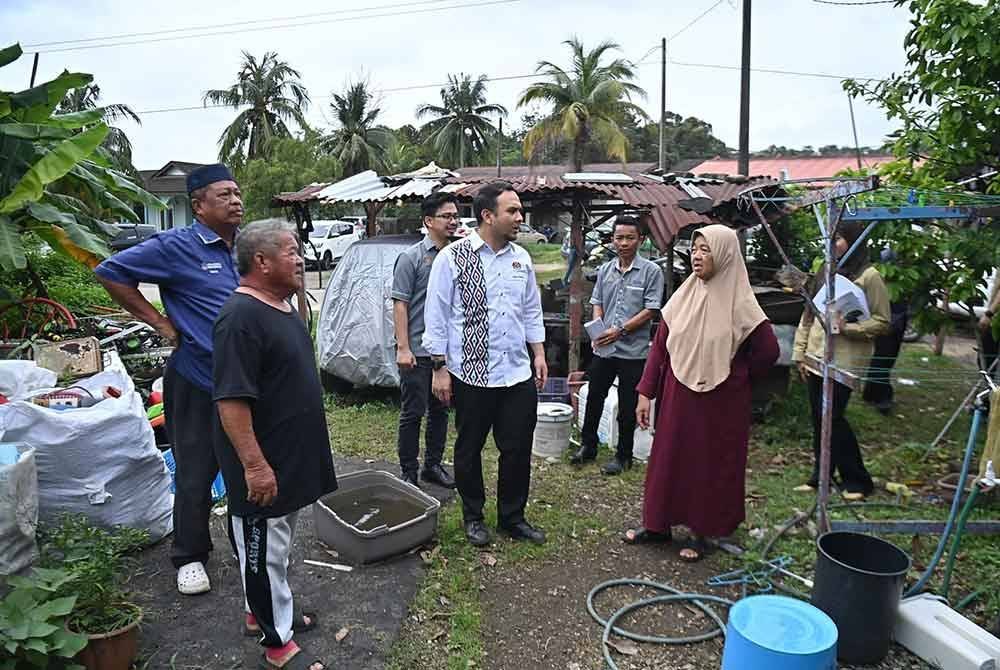 Ahmad Farhan turut meninjau sekitar kawasan rumah keluarga terbabit di Kampung Chengal Lempong, Kuantan, Pahang dalam siri Ziarah Madani. Foto Facebook Anwar Ibrahim