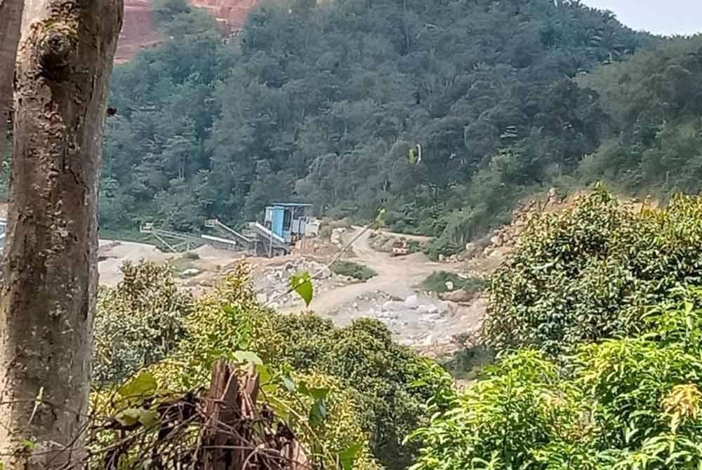 Letupan kuat didakwa berlaku di Kampung Padang, mukim Sungai Kecil Hilir, Bandar Baharu menggemparkan penduduk berdekatan.(Gambar kecil: Meenakshi)