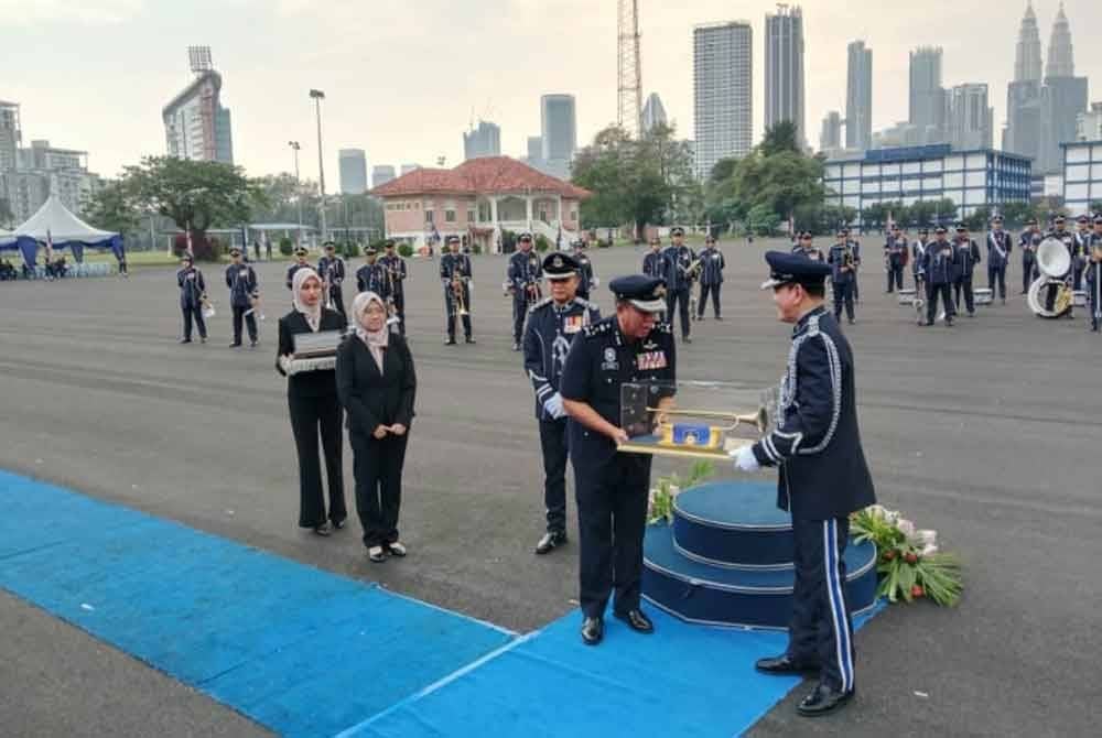 Hazani disampaikan simbolik penghargaan ketika Majlis Paluan Berundur di Pusat Latihan Polis (Pulapol) Kuala Lumpur pada Jumaat.