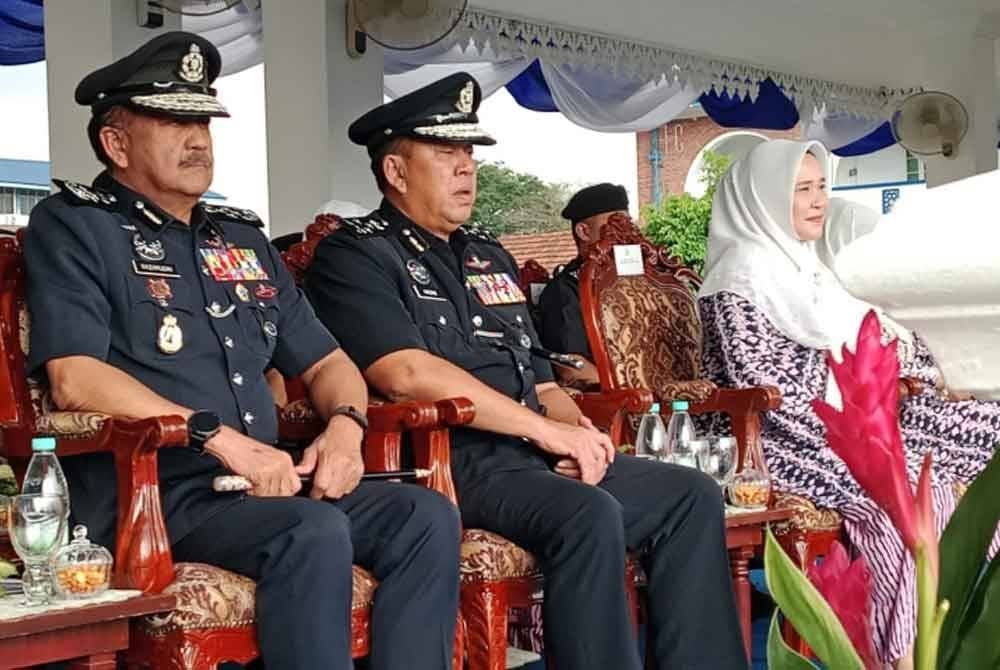 Ketua Polis Negara, Tan Sri Razarudin Husain hadir menyempurnakan majlis paluan berundur tersebut.