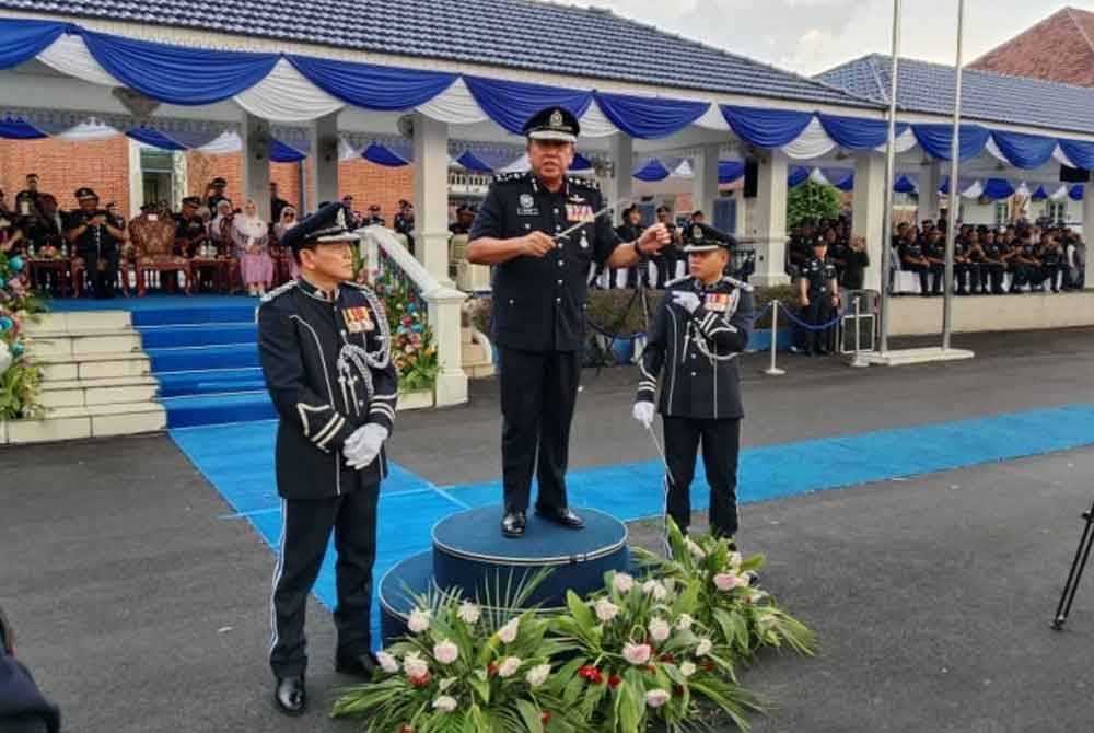 Hazani diberikan penghormatan memimpin pancaragam ketika Majlis Paluan Berundur di Pusat Latihan Polis (Pulapol) Kuala Lumpur pada Jumaat.