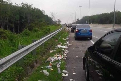 Kelihatan sampah dibuang di tepi jalan laluan CSR pada musim perayaan lalu. Foto hiasan