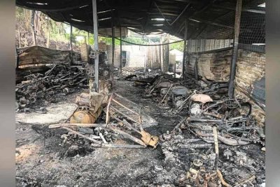 Rangka motosikal Yamaha RX-Z yang terbakar dalam kejadian di Sentul, pada Rabu.