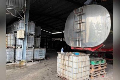 Sindiket pengumpulan dan memproses minyak sawit mentah di kawasan sebuah premis tidak bernombar di Air Bemban, Kulai, berjaya dilumpuhkan pada Khamis. - Foto IPK Johor