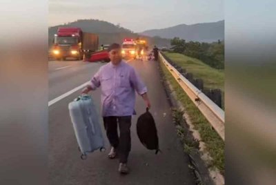 Tangkap layar video Mohd Khairuddin bantu mengangkat beg mangsa kemalangan.