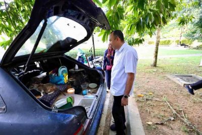 Pasangan suami isteri yang tinggal di dalam kereta dan berpindah randah selama dua bulan mendapat perhatian Mohd Jafni (kanan).- Foto FB Mohd Jafni