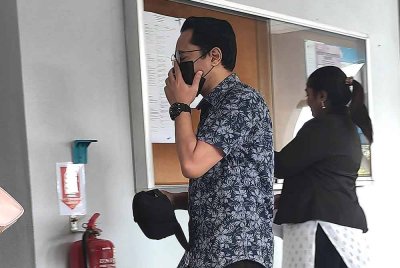 Mohd Kharulnizam hadir ke Mahkamah Sesyen Seremban dengan memakai pelitup muka.