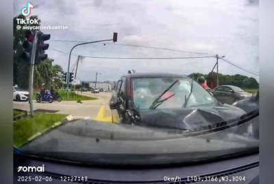 Tangkap layar rakaman kamera papan pemuka yang memaparkan MPV dipandu seorang warga emas melanggar kenderaan lain.