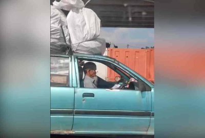 Momen yang dirakam oleh pemandu lain menunjukkan seorang warga emas membaca al-Quran ketika menunggu di lampu isyarat.