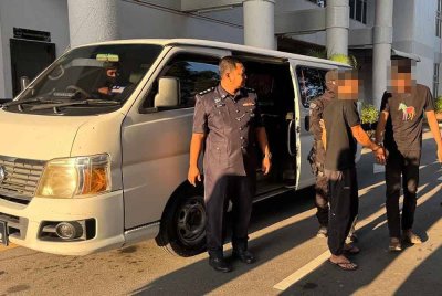 Kedua-dua tertuduh dibawa ke Mahkamah Sesyen Butteworth pada pagi Jumaat.