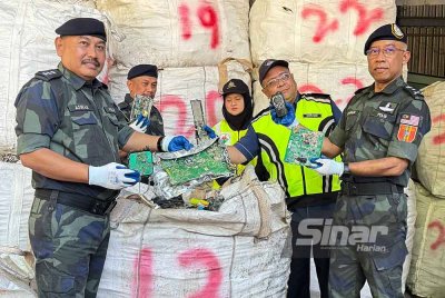 Shahrum (kanan) menunjukkan e-waste yang dimasukkan ke dalam beg jumbo sebelum diproses.