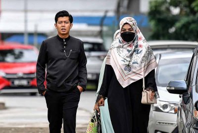 Zaim Ikhwan (kiri) bersama Ismanira (kanan) ketika tiba di Mahkamah Sesyen pada Jumaat. Foto Bernama
