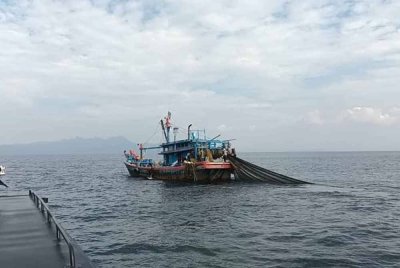 Dua bot nelayan yang ditahan oleh Maritim ketika sedang menangkap ikan.
