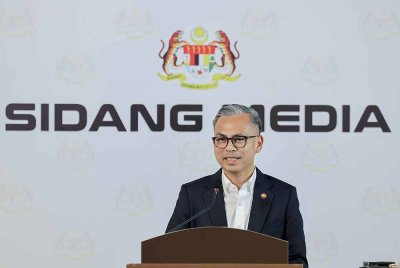 Menteri Komunikasi Fahmi Fadzil merangkap Jurucakap Kerajaan Perpaduan pada sidang media mingguan Kabinet di Kementerian Komunikasi, pada Jumaat. Foto Bernama