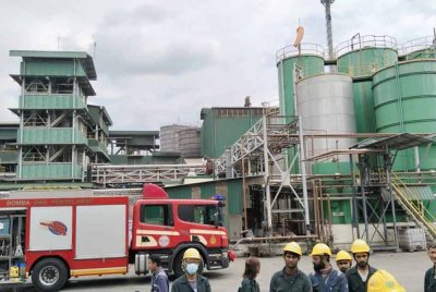 Dua pekerja lelaki masing-masing warga tempatan dan Indonesia melecur tahap dua dalam kejadian kebakaran sebuah kilang di Taman Nilai pada Jumaat. Foto Bomba NS