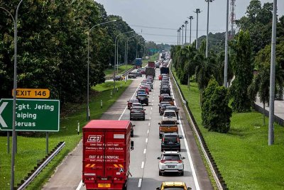 PLUS telah siap melaksanakan pemasangan papan tanda pemakluman lokasi dan waktu pelaksanaan larangan pergerakan kenderaan berat di beberapa lokasi strategik. Foto fail Bernama