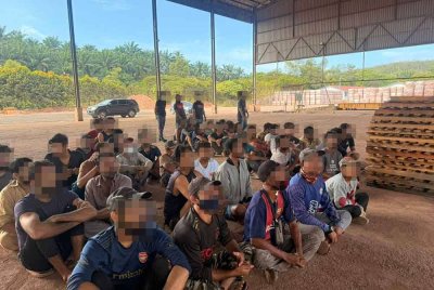 Antara PATI yang ditahan dalam serbuan di dua lokasi berasingan. Foto ihsan JIMNS