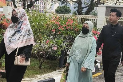 Zaim Ikhwan (kanan) bersama Ismanira (kiri) ketika tiba di Mahkamah Sesyen pada Jumaat bagi sambung bicara kes pengabaian.