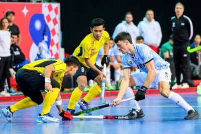 Pemain negara berusaha menyaingi asakan jentera Argentina di Pusat Sukan Zatika, Porec Croatia pada Jumaat. Foto: FIH World of Sport