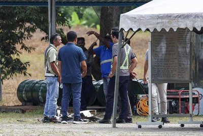 Biro Siasatan Kemalangan Udara (BSKU) bersama Juruterbang Kustiadi (dua dari kiri) dan
kakitangan syarikat pemilik helikopter jenis Bell 206L4 yang terbakar selepas hilang kawalan ketika melakukan pendaratan berada di lokasi kejadian untuk meneruskan lagi siasatan punca nahas itu pada Jumaat.