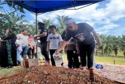 Jenazah pelakon veteran Roslan Saleh yang menghembuskan nafas terakhir di rumahnya pagi tadi, selamat dikebumikan di Tanah Perkuburan Islam Kampung Rantau Panjang, Masjid Tanah, petang Jumaat. Foto Bernama