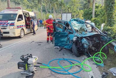 Keadaan kereta Perodua Axia yang terlibat kemalangan Kampung Sungai Sam Jalan Kuala Krai-Gua Musang.