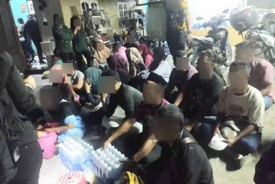 Antara warga asing yang ditahan dalam serbuan di 10 premis penginapan di di sekitar Bandar Baru Bangi dan Kajang, pada Khamis.