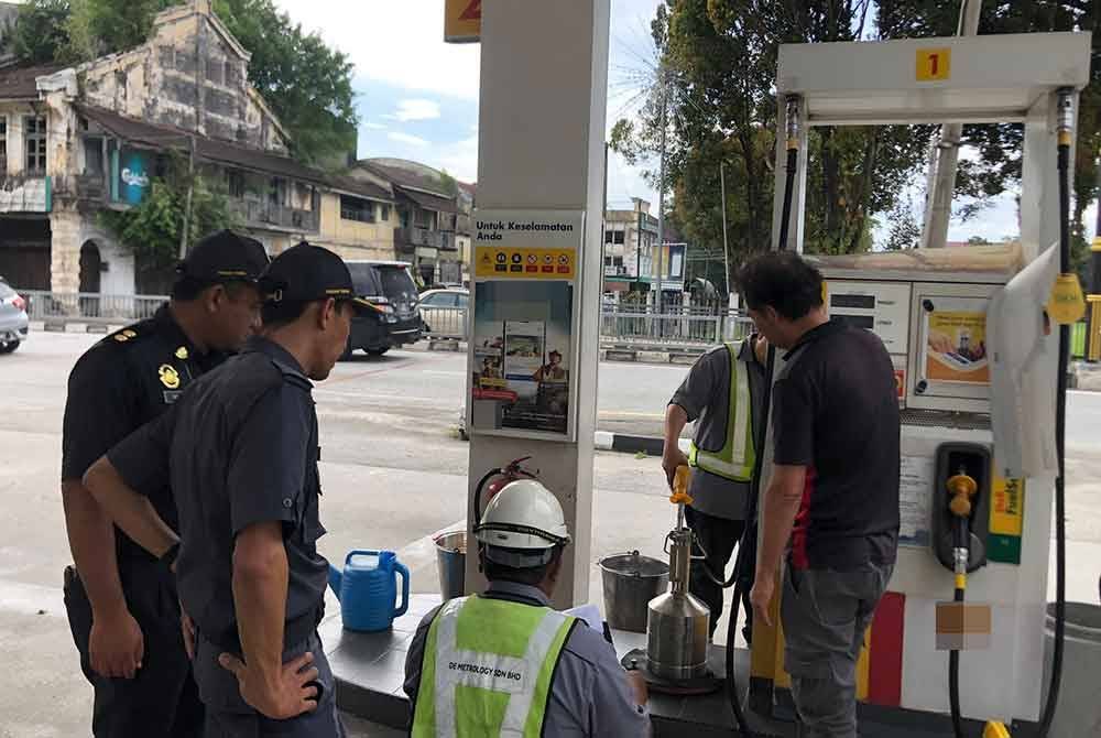 KPDN telah melaksanakan lebih 70,000 pemeriksaan ke atas stesen minyak seluruh negara dengan bahagian penguat kuasanya melaksanakan pemeriksaan di setiap stesen minyak bagi memantau alat penyukat bahan api cecair atau pump dispenser.