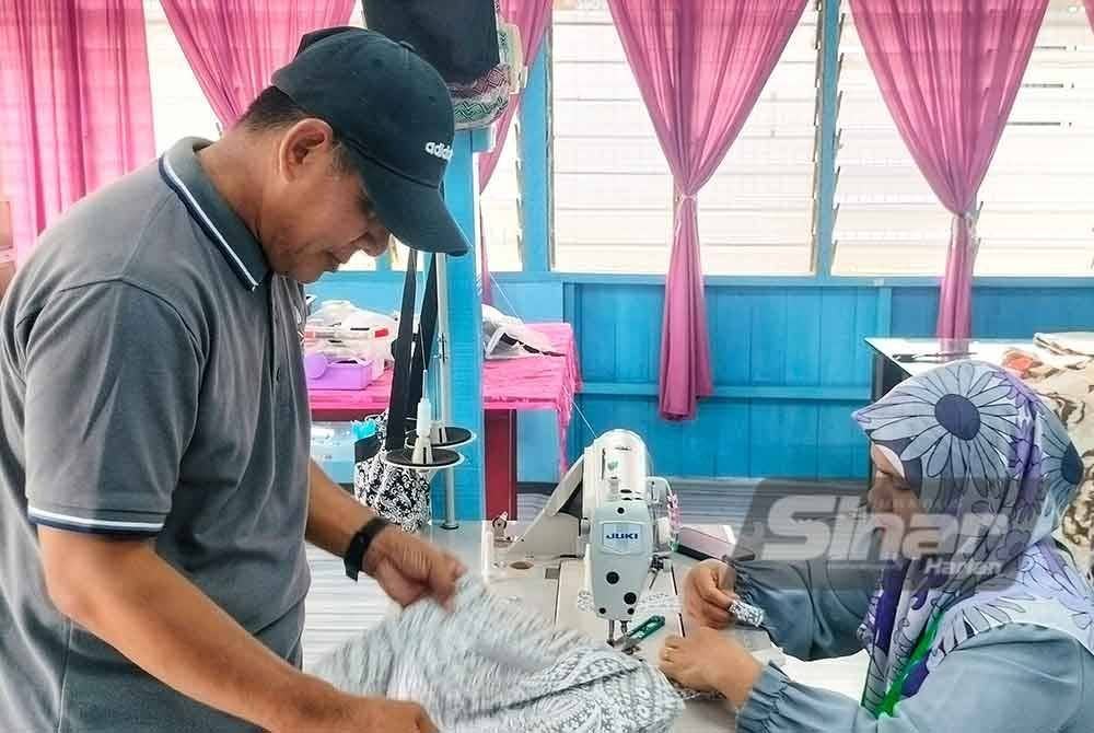 Jamal bersama peserta sibuk menyiapkan beg tempahan pelanggan.
Foto ihsan Sinar Harian