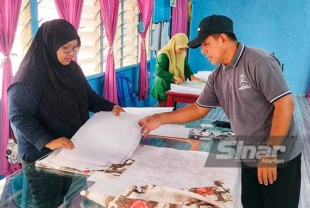 Jamal melihat pola beg yang dihasilkan oleh peserta bengkel.
Foto Sinar Harian
