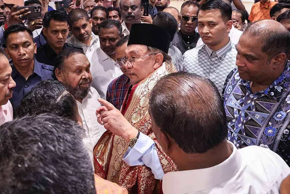 Anwar ketika meninjau situasi semasa menjelang perayaan Thaipusam, Selasa depan di Kuil Batu Caves, Gombak.