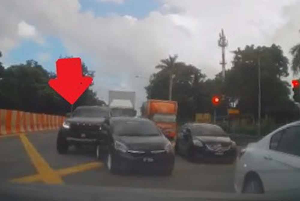 Tangkap layar rakaman video menunjukkan kenderaan pacuan empat roda yang terlibat dalam kemalangan tersebut.