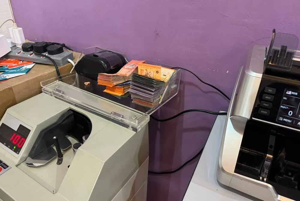 Antara wang tunai dan peralatan dipercayai digunakan dalam kegiatan pengiriman wang haram yang berjaya dibongkar.