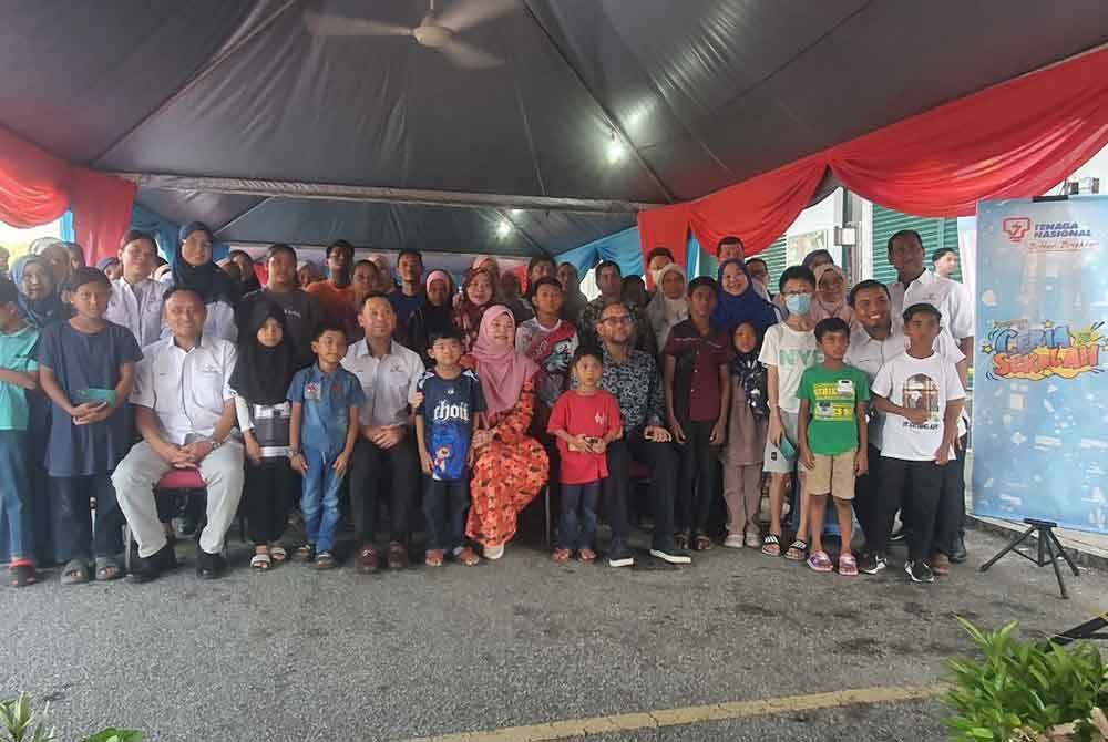 Fadhlina (tengah) bergambar bersama penerima sumbangan Program Ceria Ke Sekolah TNB 2025 di Pusat Khidmat Ahli Parlimen Nibong Tebal, di sini pada Sabtu.